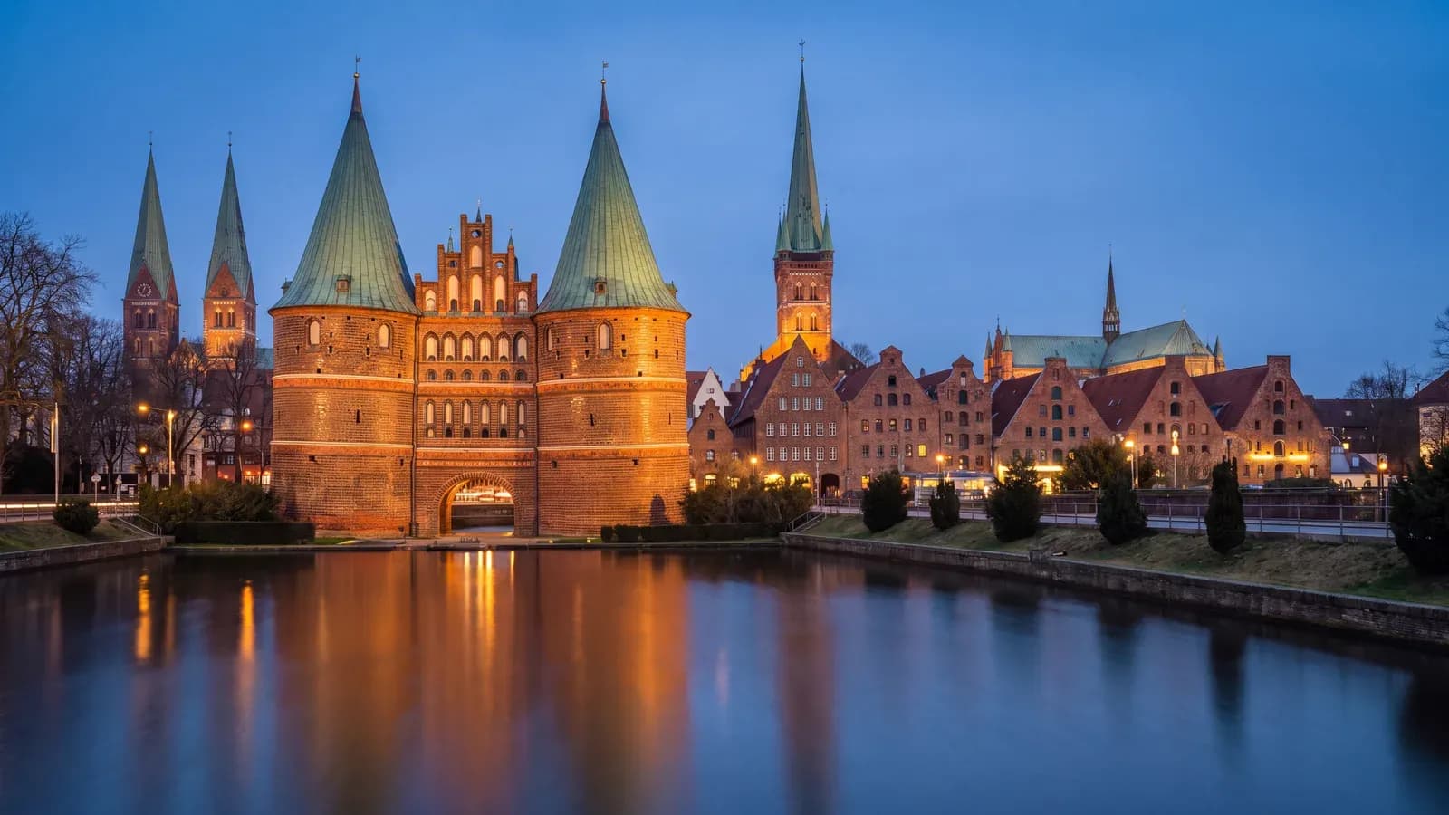 Lubeck Holstentor Trave Dusk